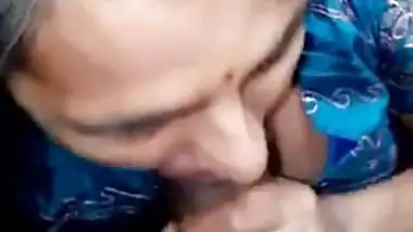 aged desi aunty giving blowjob