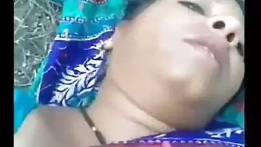 देसी माँ अपने सौतेले बेटे से चुद गयी खंडहर में