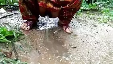 Desi Indian Bhabhi Outdoor Public Pissing Video Compilation