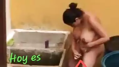 Sexy Aunty Shaving Pussy While Bathing In Open