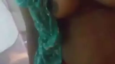 Desi gf Showing Boobs