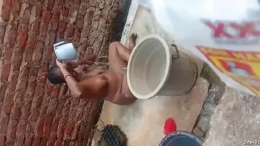 Boy sneakily films how Indian neighbor washes XXX assets outdoors