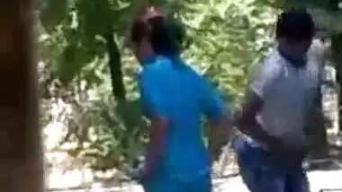 पार्क में खड़े खड़े फटाफट चुदाई करता कपल पकड़ा गया
