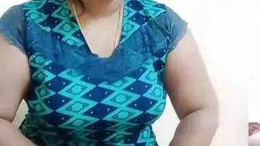 Chubby Bhabhi Shaking Her Boobs