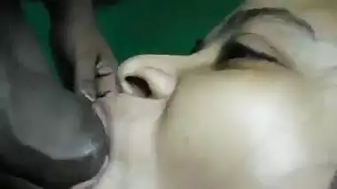 Cum loving Indian girl likes engulfing her boyfriends 10-pounder