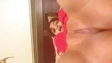 NRI bhabhi Dildo sex mms to her boyfriend