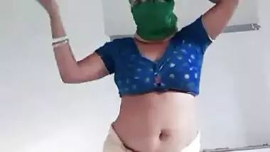 Sexy housewife bhabhi sona showing bubbly navel and belly button 1.