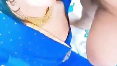 Shemale in saree sucks a dick in Indian gay porn