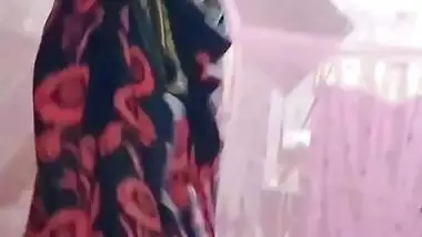 Homely village wife wearing saree viral boobs show