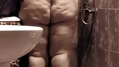 Big ass paki aunty standing fucking with young bf in bathroom