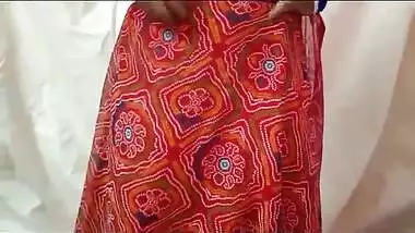 Desi aunty saree changeing in room