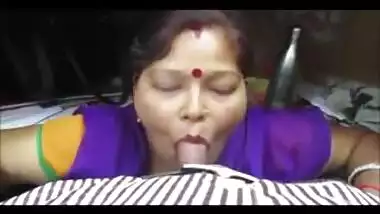 Desi maid deep blowjob to master