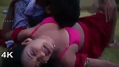 यार के साथ अपने ही बंगले के बाहर रोमांस करती तेलुगु बहू