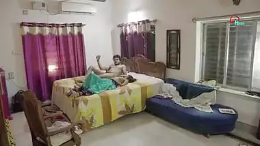 बीवी ने चूसा छाती पर सवार अपने पति के लंड का बड़ा गुलाबी टोपा