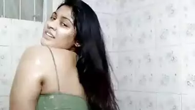 Pantyless Desi girl enjoying shower dance on cam