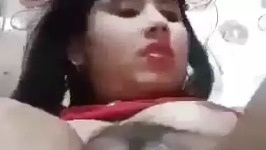 Desi girl masturbates and enjoys orgasm in a nude video