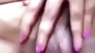 Horny Bhabhi Likes to Drill her Pussy Live