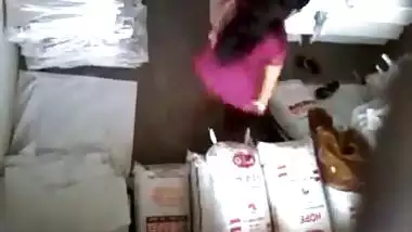 Shopkeeper fucks his customer’s pussy in the desi xxx video