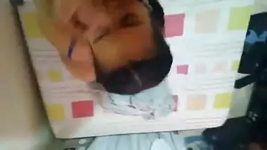 बाल बनाने आई छोटी बहन ने भाई का लंड चूसा
