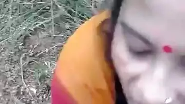 Cute bhabhi Outdoor blowjob to young lover