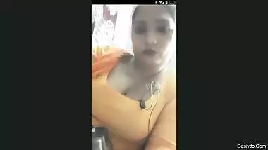 desi aunty clevage show