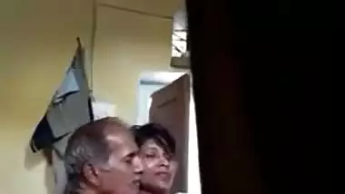 Chargejing Ke bhane budhe sasur ka video bnaya