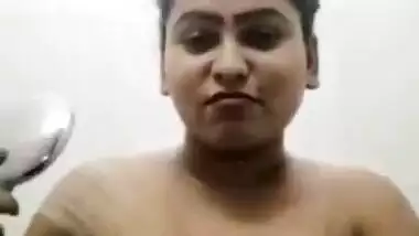 Fatty naughty girl showing while bathing