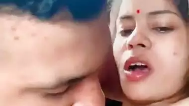 Cheating wife fucks her husband’s friend in desi porn