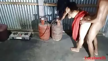 रसोई घर मे सेक्सी बीवी की डॉगी स्टाइल चुदाई