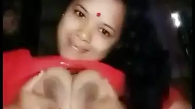 Desi village bhabi show her sexy boobs