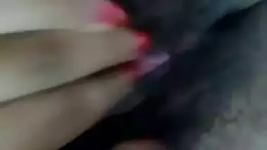 खूबसूरत देसी लड़की की नंगी चूत दिखाई एमएमएस