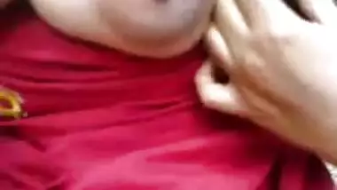 लाल सेसी वीटीयो लड़की दिखा रहा है