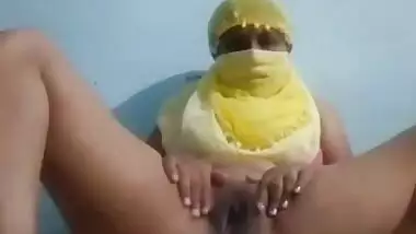 Desi bhabi fingering pussy 2