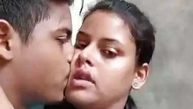 desi teen couple hot kiss