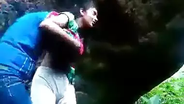 बड़े पत्थर के पीछे चुदाई करते इंडियन लवर्स