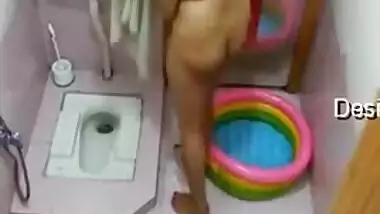 Today Exclusive- Hot Look Desi Girl Bathing Capture By Hidden Cam