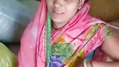 Desi aunty navel while sitting