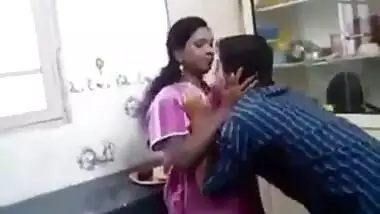 केबल वाले लड़के से प्यासी मल्लू भाभी का हॉट रोमांस वीडियो