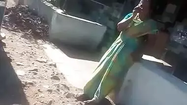 SATIN SILK SAREE DESI AUNTY FINGERING HER PUSSY IN PUBLIC