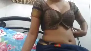 desi indian girl in saree blouse cam show