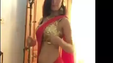 Hot Indian Girl Dance In Sari - Movies....