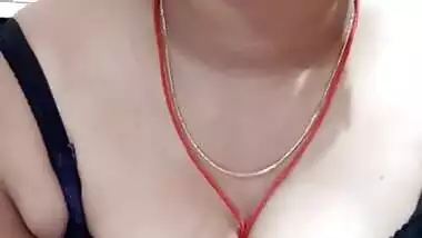 Desi Marathi bhabhi show his lips and boobs live video camera show