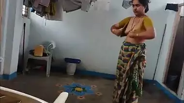 Naked Hot Aunty Wearing Saree After Shower