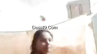 Desi Bhabhi Shows Her Boobs