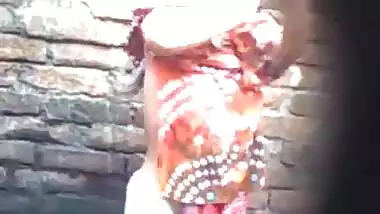 नहाकर कपड़े बदलती देहाती लड़की को चुपके से फिल्माया
