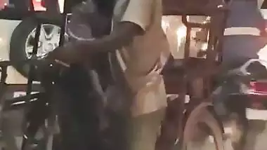 Mumbai girl gives a handjob to a rickshaw guy in Hindi bf