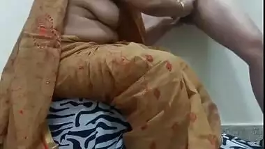 पति की गांड में ऊँगली की फिर उसकी झांटो को शेव किया