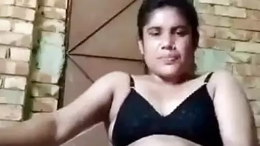 देहाती लड़की ने हरे बैंगन से किया हस्तमैथुन