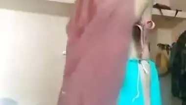 Sexy Bhabi Showing Her Boobs