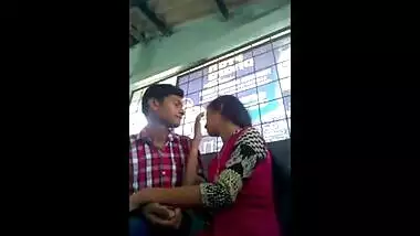 Hindi college sex – Lovers making first smooch selfie video